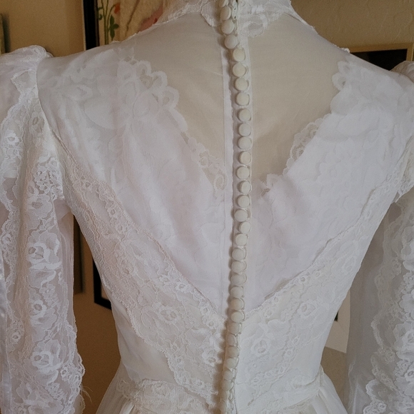 1970's Vintage Union Label White Lace Full Train Wedding‎ Dress - Picture 9 of 13